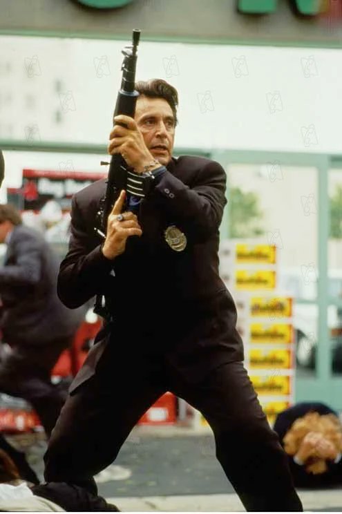 allocine's tweet photo. ⚓️Le saviez-vous ? 

Le film "Heat" de Michael Mann comporte une scène de fusillade si réaliste qu'elle est utilisée pour l'instruction des recrues du corps des U.S. Marines. https://t.co/5JX5mLf9NB