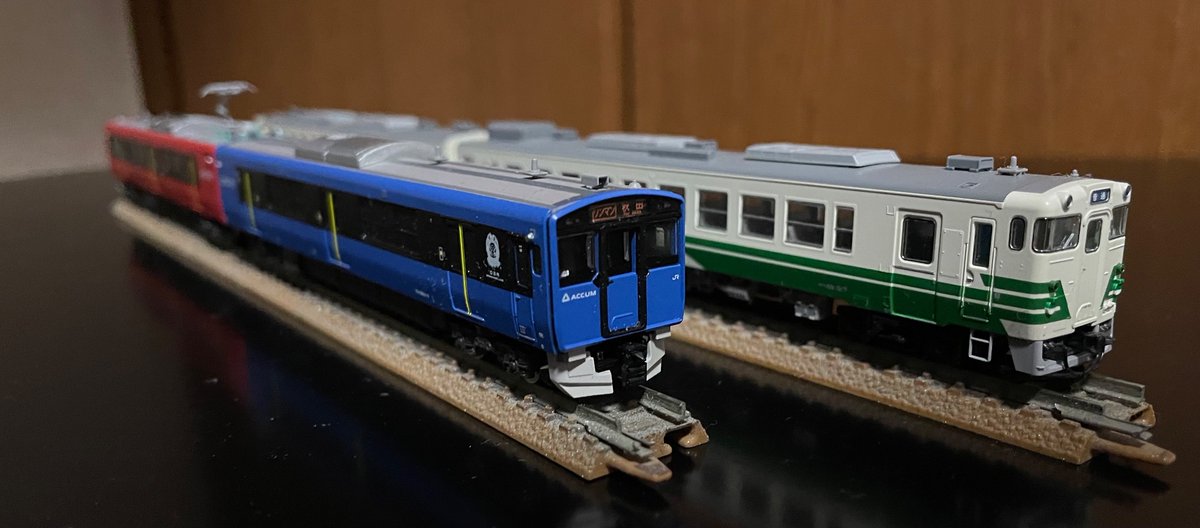 ExpMinamiaizu's tweet photo. 男鹿線新旧並び。
って、EVに変わってから男鹿線乗ってないし、���なら奥羽本線内でもまだEVに乗れてないけど… https://t.co/bo6FoanX74