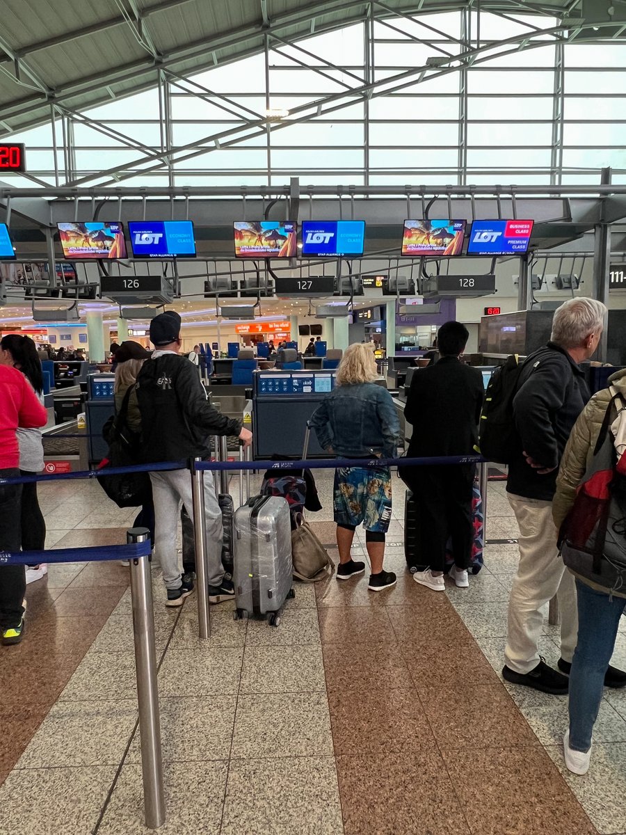 CKCEDOK's tweet photo. Vyrážíme na Srí Lanku! 🇱🇰 První přímý let do Colomba odstartoval z @PragueAirport.🛫Naši klienti letí na palubě Boeingu 787 Dreamliner @LOTPLAirlines, který bude mít během zimní sezony bázi v Praze. S LOTem nás čeká už 6️⃣ destinací.🌴Sledujte let👉 https://t.co/UWp7NiDmKf #cedok https://t.co/6gOuxyP4UI