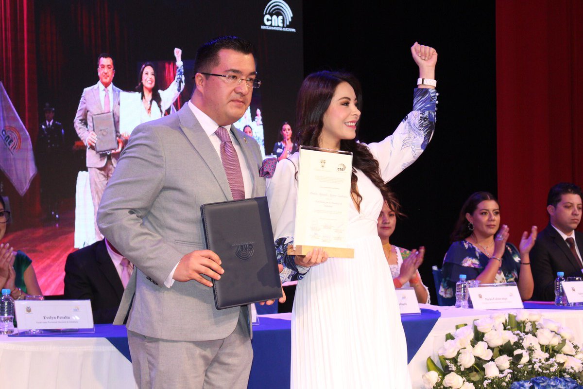 cneimbabura's tweet photo. #CNECumplió✅ | Las autoridades electas, reciben las credenciales que les habilitan a ejercer sus funciones. De esta manera, ratificamos nuestro compromiso con la democracia y la transparencia del 🇪🇨. 
#EntregaCredenciales2023📜
#EcuadorDecidió🗳️ https://t.co/598OJUE2Z0