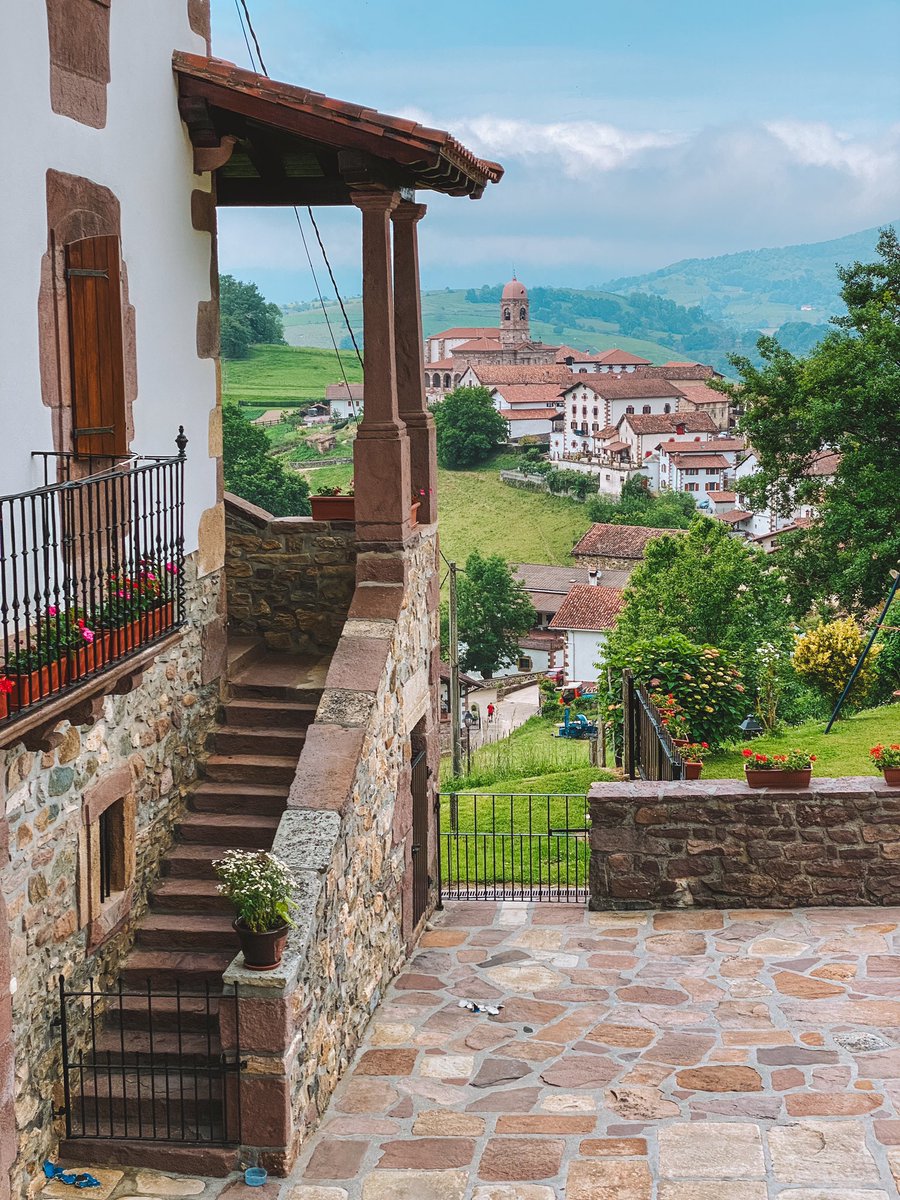 viajeros30's tweet photo. ¿Puede ser más idílico el Valle de Baztan? Yo digo que no ¡es imposible! ❤️💙💚

La 2️⃣ etapa de mi Camino Baztanés transcurre durante 15 kilómetros al 100% por este maravilloso valle pirenaico. 

@VisitNavarra #CaminoBaztanésNavarra https://t.co/BNi6LYVwOo