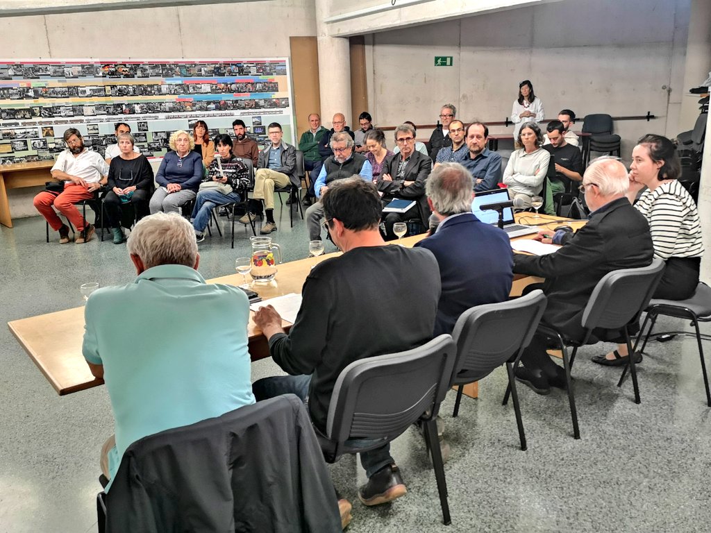 ajsantcugat's tweet photo. 🏡L'alcalde @josepmvalles, acompanyat pel regidor d'Habitatge @fraduchaltet i el regidor d'Urbanisme, Àngel Pedrós, presenta al veïnat de #LaFloresta el projecte d’HPO de lloguer a l’av. Verge Montserrat.
La promoció de 35 habitatges es preveu lliurar a finals de 2026.
#promusa https://t.co/OjCUMjmnP0