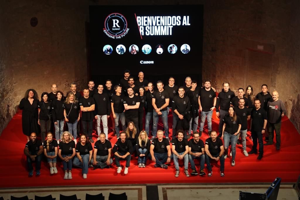 CanonEspana's tweet photo. ¡Este es el equipo de Canon que hay detrás del #RSummit! Un equipo que ha puesto toda su ilusión para acercarte las ponencias más interesantes y compartir con vosotros todas las ventajas del Sistema #EOSR. Este viernes viaja hasta Oporto. ¡No te lo puedes perder! https://t.co/WJ2aPz0CFu