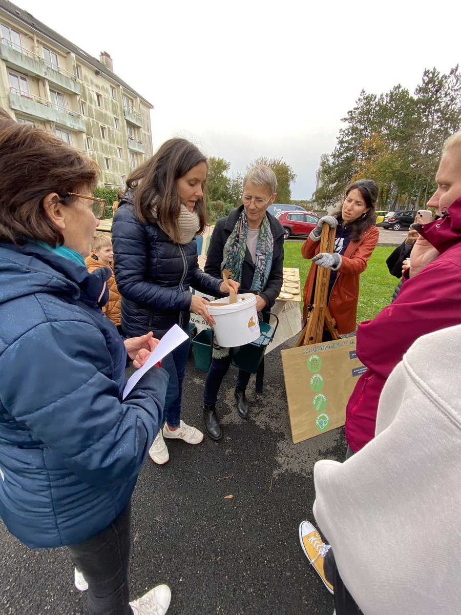 [URBANISME]
Dans le cadre de la prévention des déchets ménagers et assimilés et en collaboration avec le bailleur Habitat 76, une aire de compostage a été installée au pied des immeubles au 2 rue du 19 mars 1962.