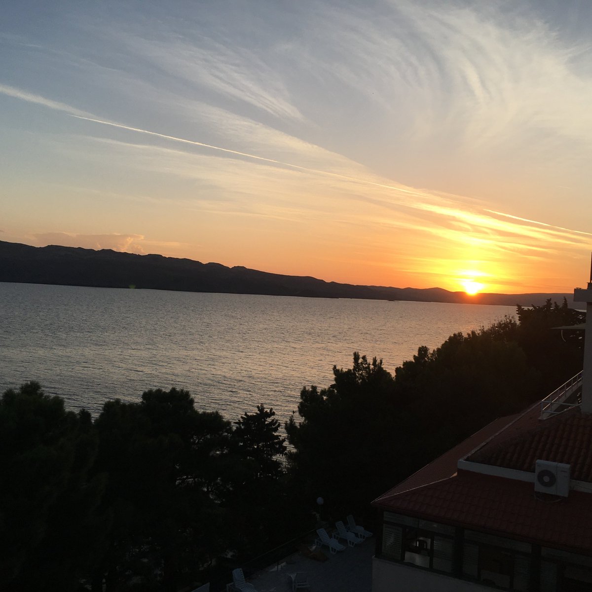 MachuraJerzy's tweet photo. "Życie nie jest koniecznością - podróżowanie tak..." ☀️⛵️❤️🌍
Zmierzch nad wyspą Pag ⛅️🌥️🌛 🤩
#dusk #sunset
#travelphotography #travelers #Croatia #Pag #Karlobag #Adriatic #Albumpodrozy #NaturePhotograhpy #nature
📷(my) 🇭🇷 https://t.co/JI2pQ7zC2n