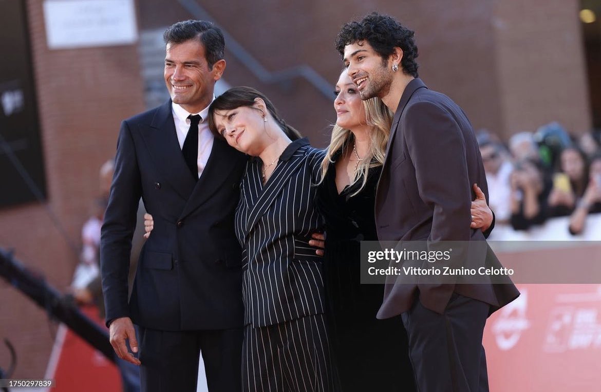 carolcrasherfc's tweet photo. Carolina Crescentini sul red carpet con il cast di “Unfitting” 18th Rome Film Festival (2023).
#unfitting #festadelcinemadiroma
📸 Vittorio Zunino Celotto, Daniele Venturelli, Ernesto Ruscio
#carolinacrescentini @Carolcrasher https://t.co/MSimdwMU1x