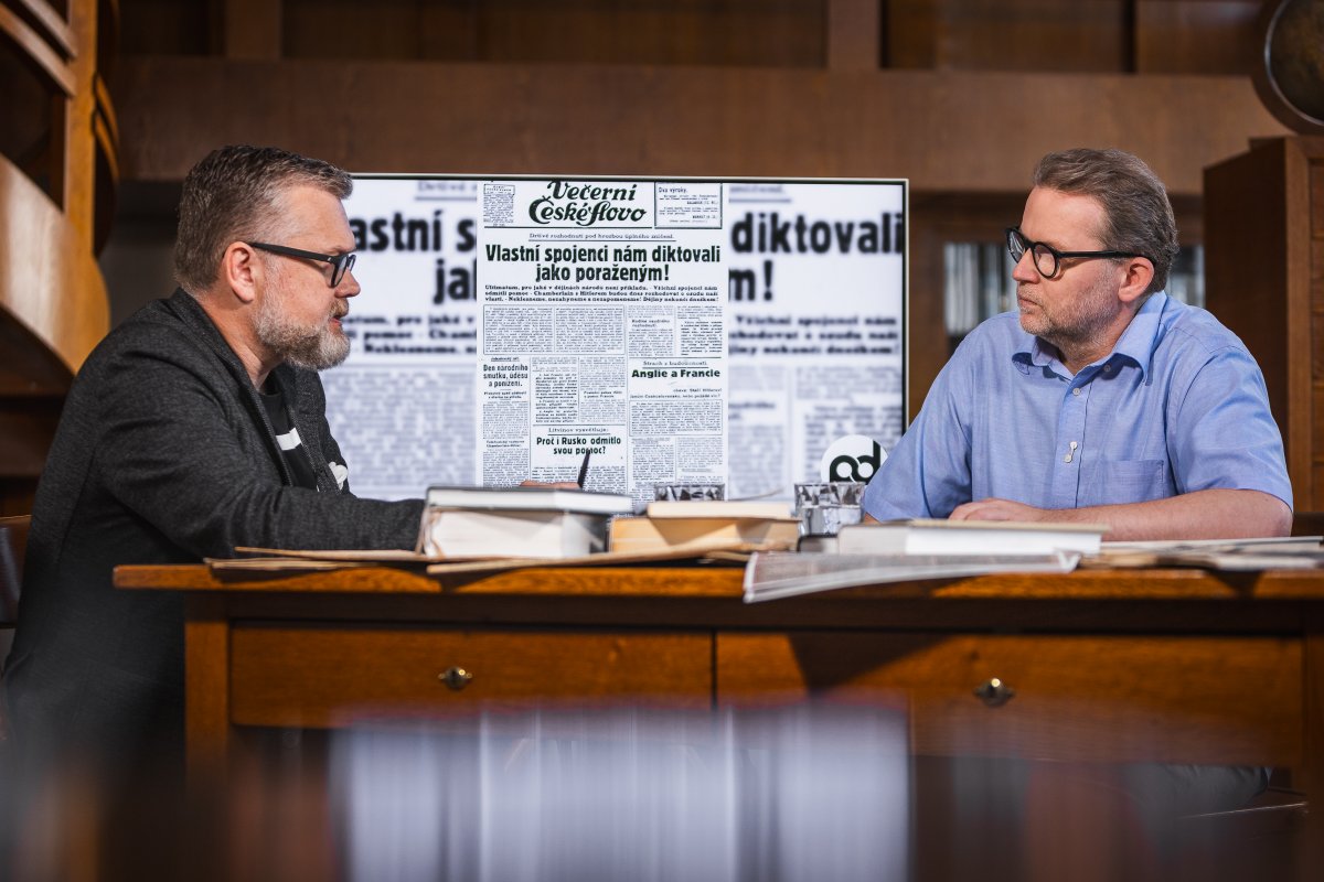 alesvopat's tweet photo. @prepistedejiny dnes spouští seriál o českých dějinách ve spolupráci s @DVTVcz. Natáčelo se začátkem října na FF UK a tady pár snímků do vizuálů a ze samotného natáčení. https://t.co/07jIBJKITK