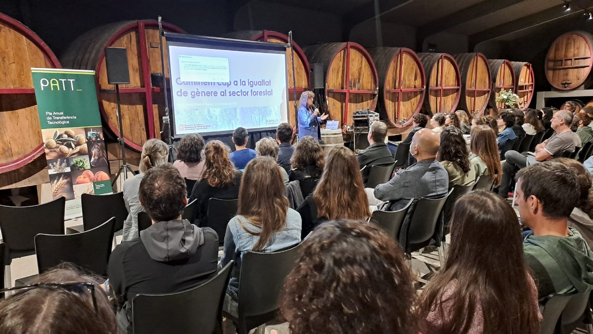 sfadfcat's tweet photo. Avui el @sfadfcat i les ADF participen en la jornada 'Caminem cap a la igualtat de gènere al sector forestal' organitzada per Departament d'Acció Climàtica, Alimentació i Agenda Rural (@accioclimatica).

Un pas més cap a la igualtat al sector forestal! 🌳💪💜 #adfcat https://t.co/WH7eg0HKRA