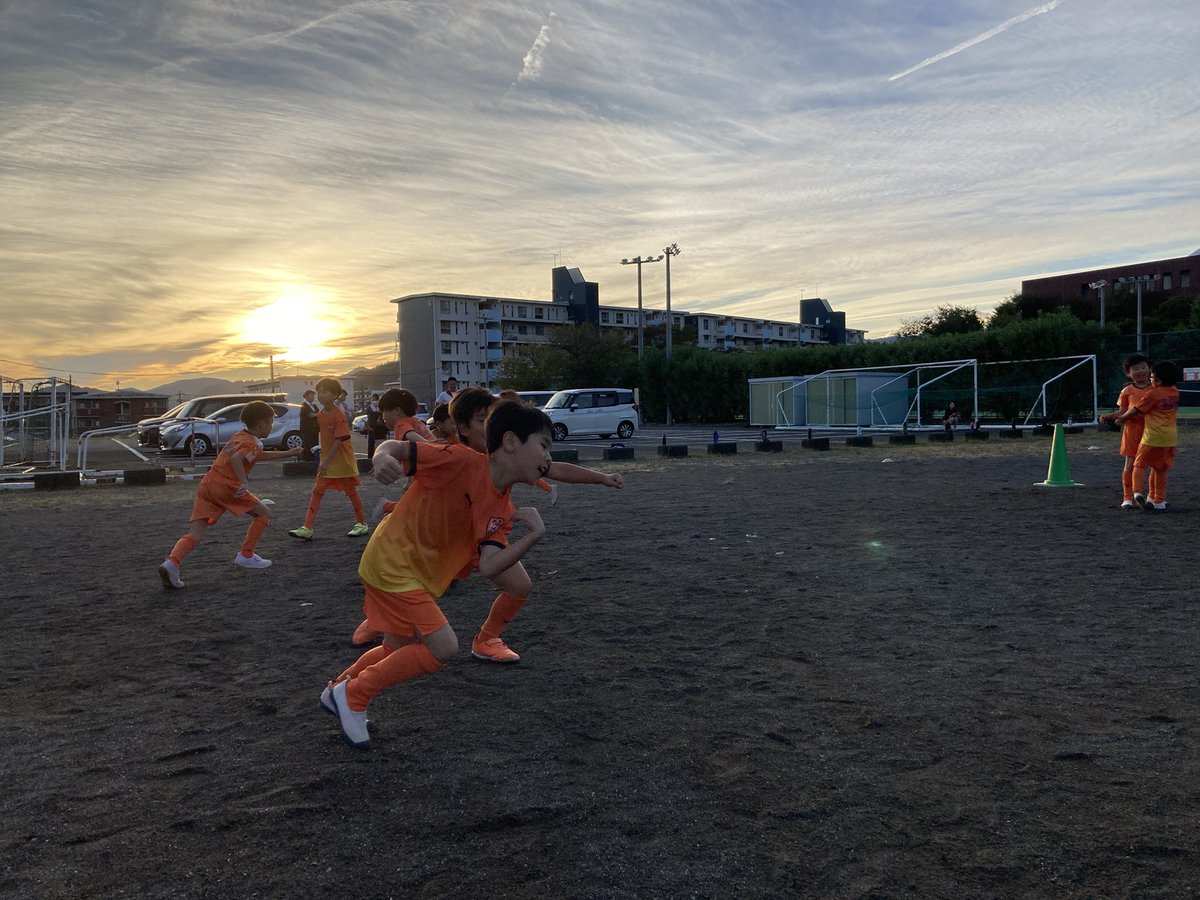 spulse_school's tweet photo. 【清水エリア】
🍇#エスパルスサッカースクール
秋の無料体験スクール
&
入会キャンペーン🍠
👉https://t.co/fJf1oYMmwZ
秋の空になってきましたね♪
元気いっぱい☺️の瀬名スクール生は、
未だに半袖・半ズボン🩳
いつまで続くかな?😁
#清水エリア
#squlse
#瀬名 https://t.co/99PYh3amH0