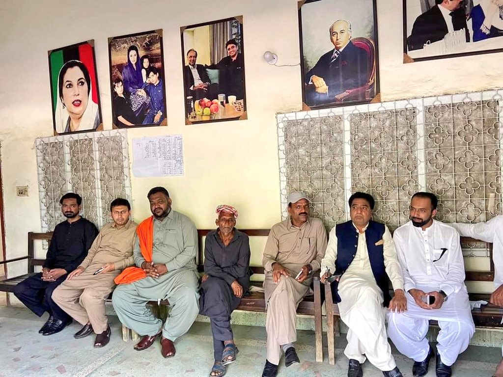 NadeemKaira1's tweet photo. بیرون ملک دورئے کے بعد وطن واپسی پر ڈیرہ کائرہ پر چوہدری اورنگزیب ٹھکیدار٬ محمد زبیر اور ڈاکٹر تیمور اکرم نے اپنے وفد کے ہمراہ ملاقات کی۔
@BBhuttoZardari
@BakhtawarBZ
@AseefaBZ
@QamarKairaPPP
#DeraKaira #PP33 #NA65 #Kaira #Gujrat #VoteForTeer #VoteForPPP https://t.co/2I3LVBhKSx
