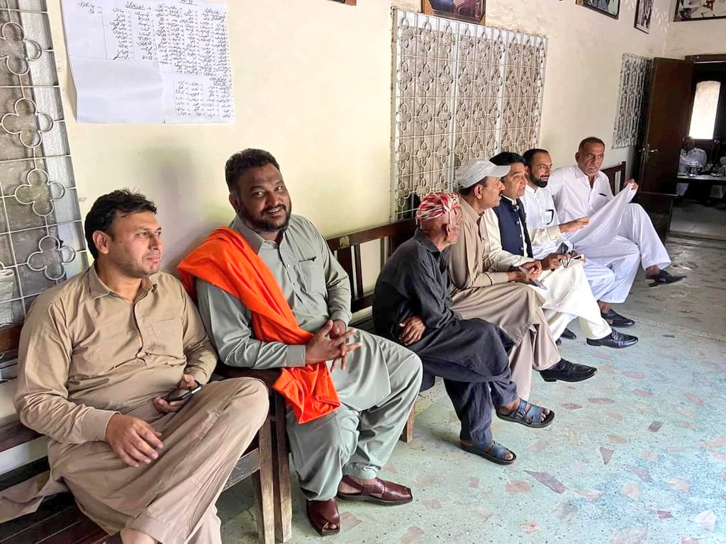 NadeemKaira1's tweet photo. بیرون ملک دورئے کے بعد وطن واپسی پر ڈیرہ کائرہ پر چوہدری اورنگزیب ٹھکیدار٬ محمد زبیر اور ڈاکٹر تیمور اکرم نے اپنے وفد کے ہمراہ ملاقات کی۔
@BBhuttoZardari
@BakhtawarBZ
@AseefaBZ
@QamarKairaPPP
#DeraKaira #PP33 #NA65 #Kaira #Gujrat #VoteForTeer #VoteForPPP https://t.co/2I3LVBhKSx