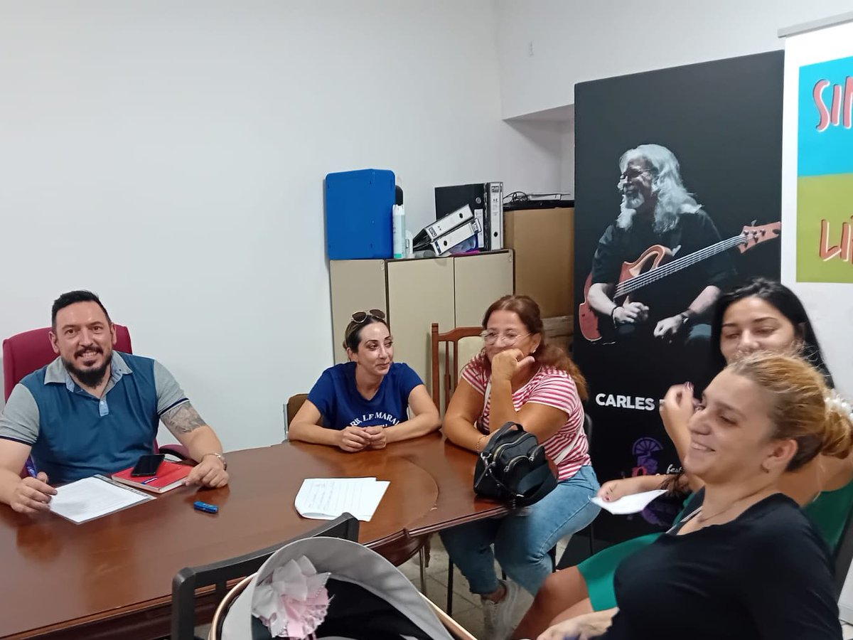@Romikamelanakerar (@romikamela) on Twitter photo Hemos celebrado un grupo de discusión sobre el absentismo escolar en la comunidad gitana 👩🎓(Che Borrillo Gelem Gelem). Agradecemos a las participantes que hayan dedicado su tiempo 😊😊😊.
Y como no, a nuestro querido sociólogo <a href="/AlejandroVara/">Alejandro Vara 🔻 🇮🇨 🇪🇭🇵🇸</a> 🥰 Hemos celebrado un grupo de discusión sobre el absentismo escolar en la comunidad gitana 👩🎓(Che Borrillo Gelem Gelem). Agradecemos a las participantes que hayan dedicado su tiempo 😊😊😊.
Y como no, a nuestro querido sociólogo <a href="/AlejandroVara/">Alejandro Vara 🔻 🇮🇨 🇪🇭🇵🇸</a> 🥰