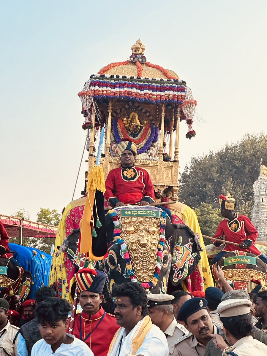 mepratap's tweet photo. ಅಂಬಾರಿ ಮೇಲೆ ಅಮ್ಮ https://t.co/heQvOZ7o9Y