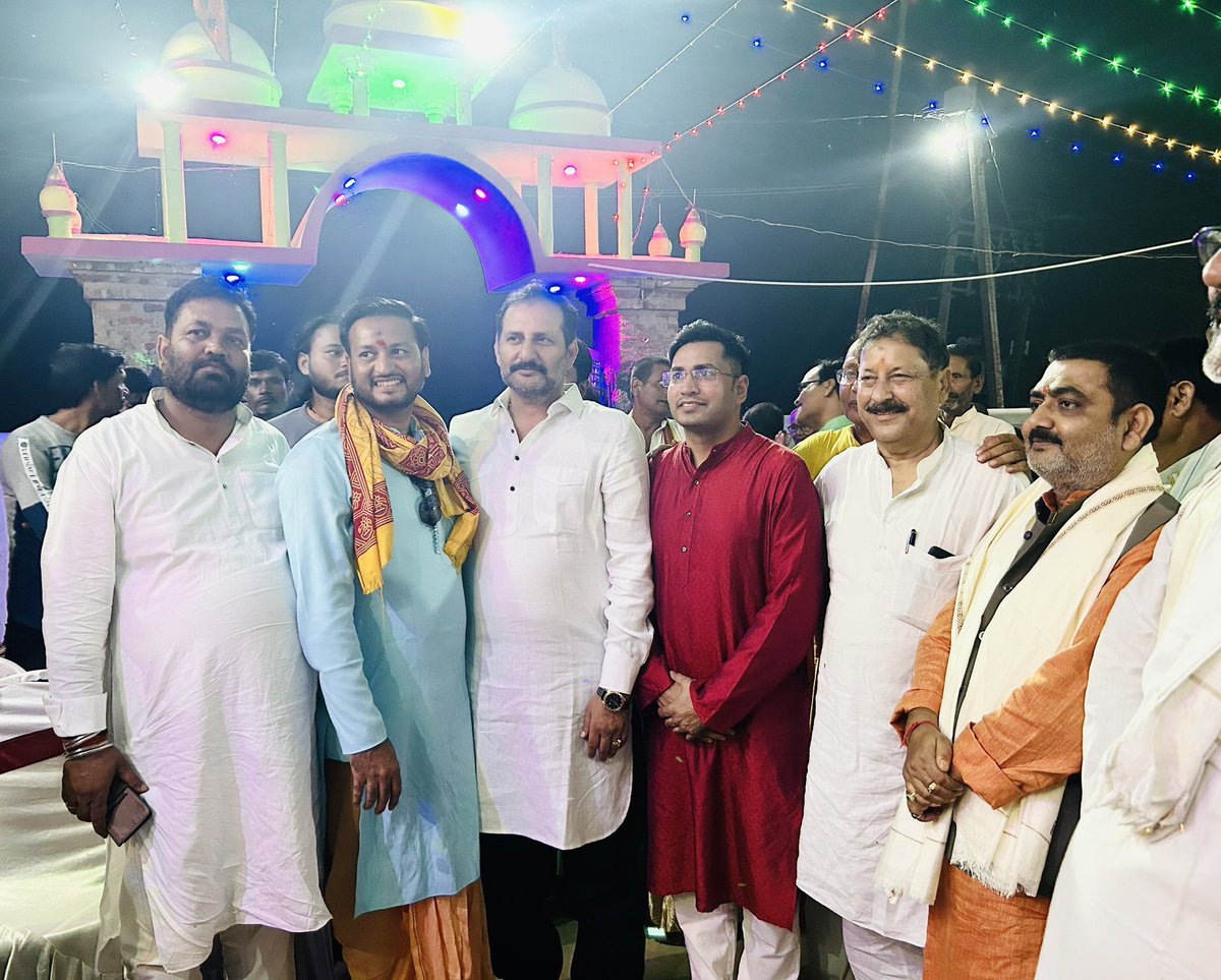 dranuj_k's tweet image. ईश्वर ने हमारे परिवार को एक बेहद पवित्र कार्य के लिये चुना जिसके फलस्वरूप अपने गाँव में 
माँ भगवती के मंदिर का निर्माण कार्य संपन्न कराने में हम लोग सक्षम हुए।

इस नेक कार्य में हर ग्रामीण का सहयोग भी हमें मिलता रहा।

आप सबों को दुर्गापूजा की हार्दिक शुभकामनाएँ।