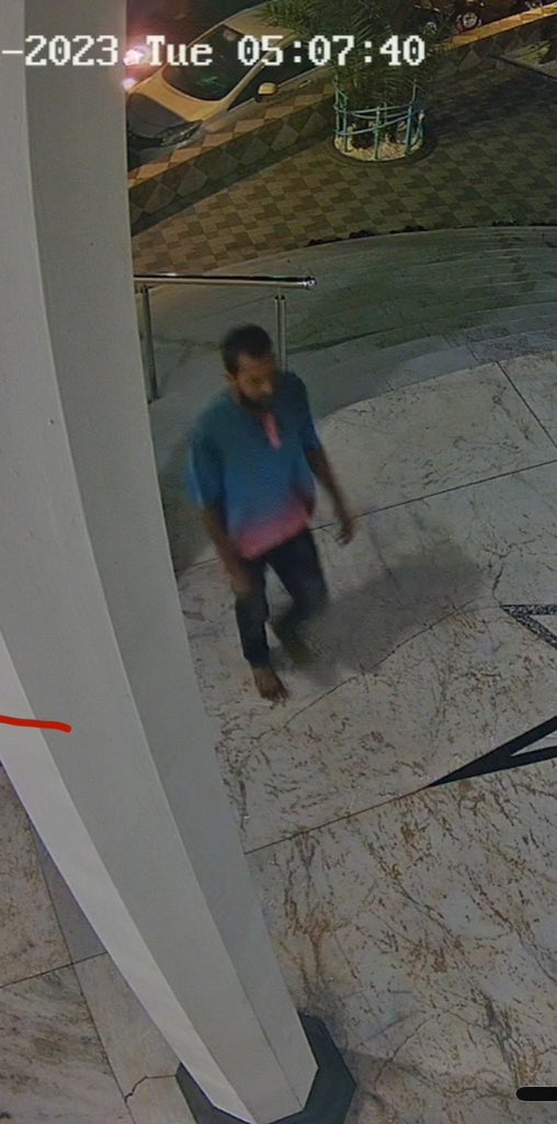 SolSokko's tweet photo. #MiskithuVagu
Please help us identify this thief who grabbed my friend’s phone while he was praying. 
#viyafaariveringeMiskiy
#sajidhaigaOvvaa
#kiriyaaOppeketuNugendhiyaee
@PoliceMv https://t.co/FWyPfvZzgf