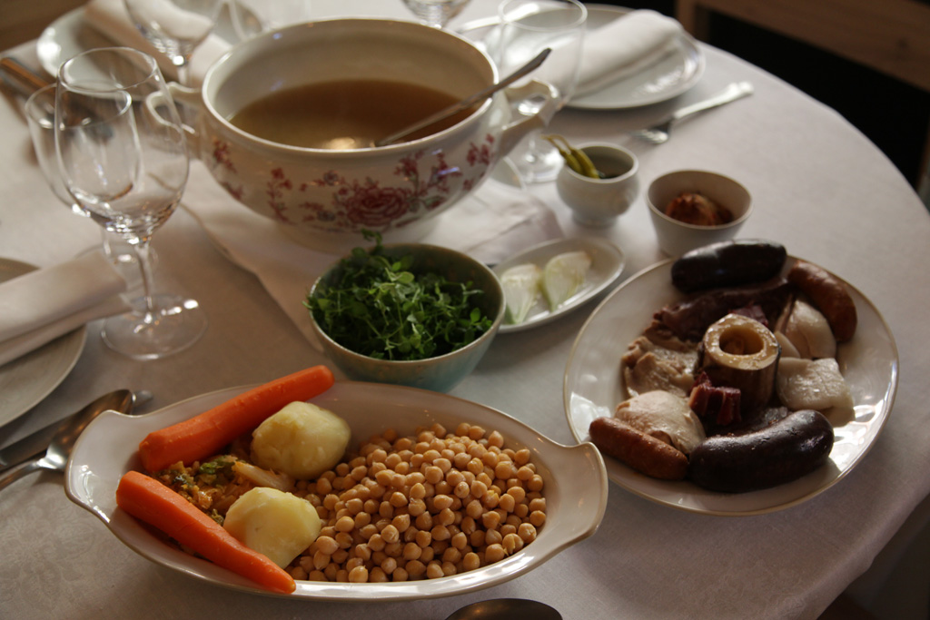 El Cocido de Carmen es una de las marcas distintivas de la casa por la que muchos clientes vuelven una y otra vez a disfrutar de nuestro cocido.

#TabernaPedraza #BuenasDecisiones #ElCocidoDeCarmen #CocidoMadrileño #CarmenCarro #CocinaTradicional #CocinaEspañola #cocinaMadrileña