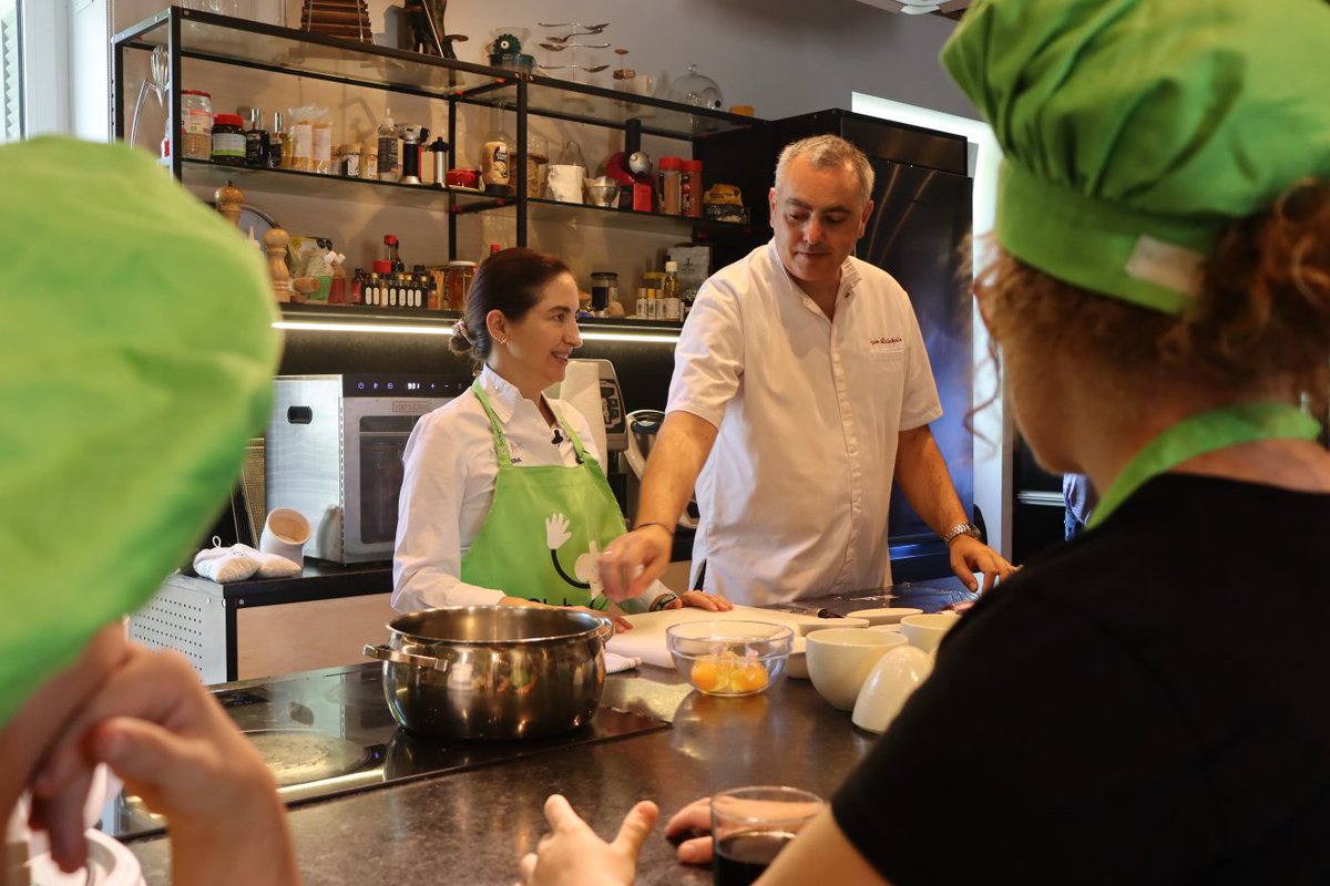 gastroaragon's tweet photo. Julián Urbano y Paula Sanz, alumnas del @ClubInclucina, han cocinado con la chef Elena Arzak, del restaurante Arzak de San Sebastián, una original receta de Huevo marmolado.
🔗https://t.co/YBL9vuaSaB
#gastroaragon #Inclucina #ClubInclucina #Atades @somosatades https://t.co/11fhsC5NLx