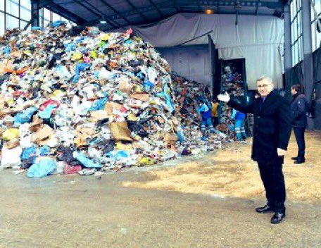 Üsküdar da dönüşüm günümüzdeyiz;

Geri dönüşümlerimizi evlerimizde ayrıştırıp (kağıt, karton, plastik, metal) konteyner yanlarına çıkartalım.

Ayrıca;
“Ayrıştırdığınız dönüşümler sayesinde, binlerce ağacın kesilmesi önlenecektir.

#üsküdarbelediyesi 
#sıfıratık 
#iklimdeğişikliği