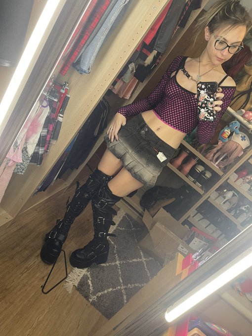 Wanna live somewhere that&rsquo;s it&rsquo;s ok to wear this out https://t.co/Cg4krh2BaK