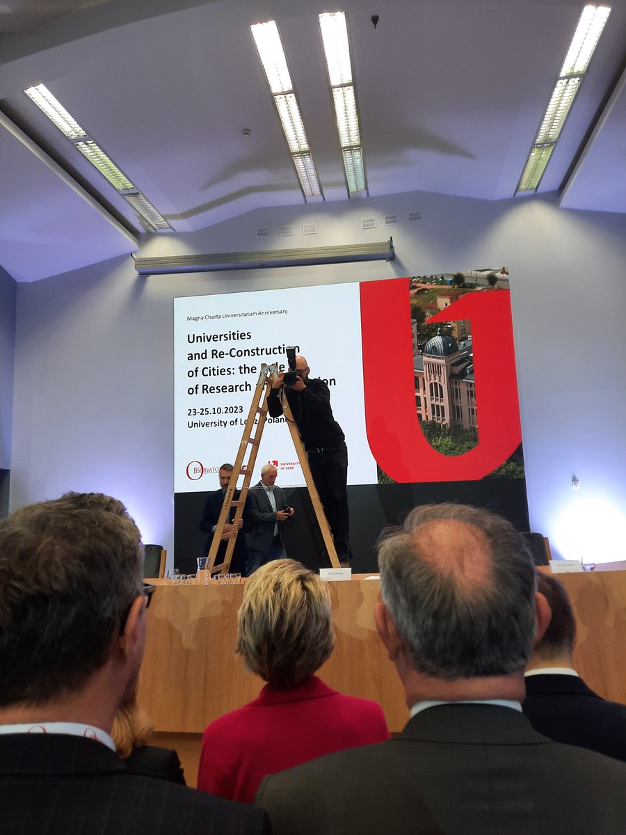 It takes effort and balance to get a picture of all the amazing people attending #MCU2023Lodz