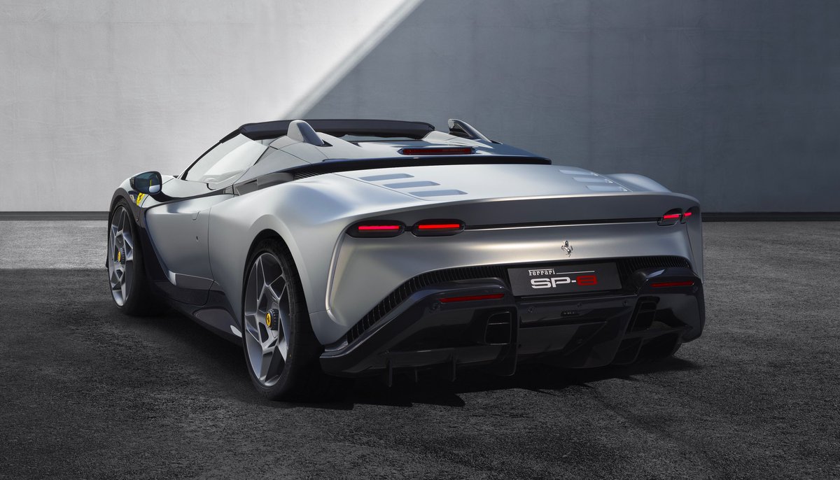 alexdazztrimss's tweet image. Welcome the ultimate addition to the #FerrariOneOff series: the #FerrariSP8.

What truly sets it apart is its open-top design, which showcases its sporty character, while the exclusive matte Argento Micalizzato colour pairs harmoniously with its carbon-fibre elements.

#Ferrari