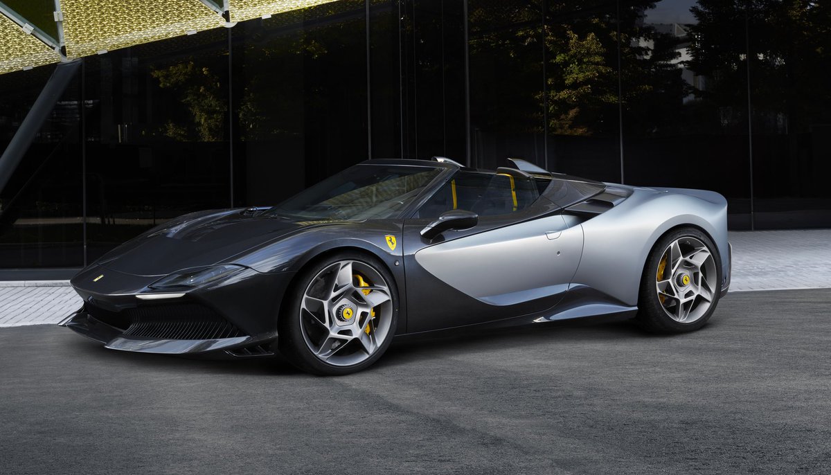 alexdazztrimss's tweet image. Welcome the ultimate addition to the #FerrariOneOff series: the #FerrariSP8.

What truly sets it apart is its open-top design, which showcases its sporty character, while the exclusive matte Argento Micalizzato colour pairs harmoniously with its carbon-fibre elements.

#Ferrari