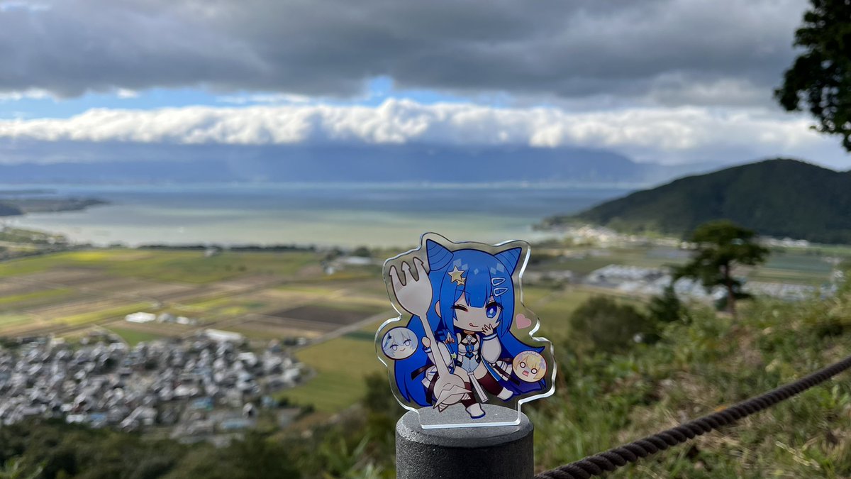 syoutsuki's tweet photo. 八幡山上的風景😎
山下的是近江八幡地區和琵琶湖,視野非常棒,但是山上的風冷颼颼XD
#佐藍你看
#KOZMII https://t.co/j93SUbUSjK