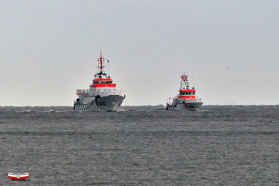 Seenotretter's tweet photo. 🚨 #Seenotretter-Einsatz-Update: Nach Kollision zweier Frachter in der Deutschen Bucht sind sechs #Seenotrettungskreuzer am Unglückort. #MRCC Bremen der #DGzRS koordiniert die Suche &amp; Rettung. 4 von 7 Seeleuten sind vermisst, 2 gerettet, 1 tot geborgen. ➡️ https://t.co/dJIQNELAjZ https://t.co/xBdVsozKhr