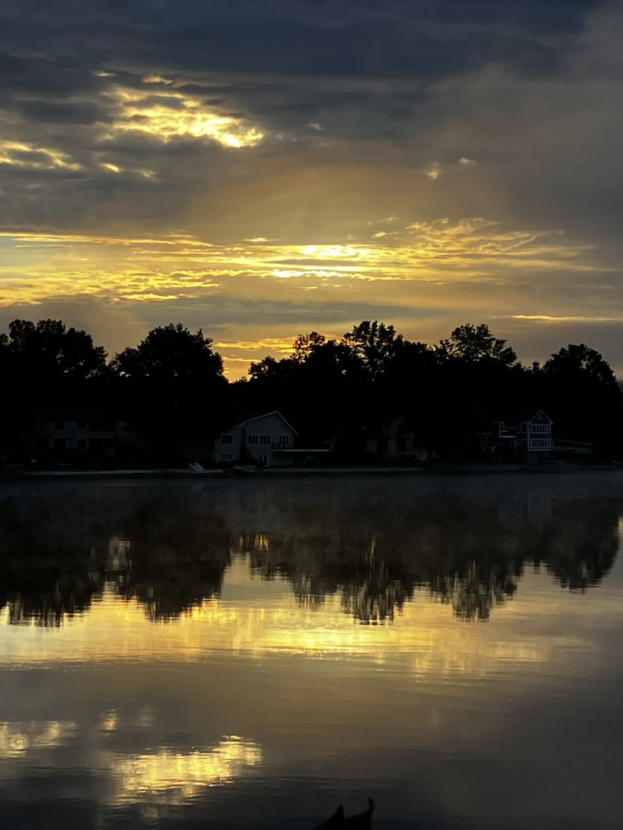 minnie_pickles's tweet photo. Good morning! I hope you find some beauty in your day.
#sunrisephotography #sunrise #reflectionphotography #SouthwickMA #LakeCongamond #suffieldct https://t.co/JRn5aP3vEH