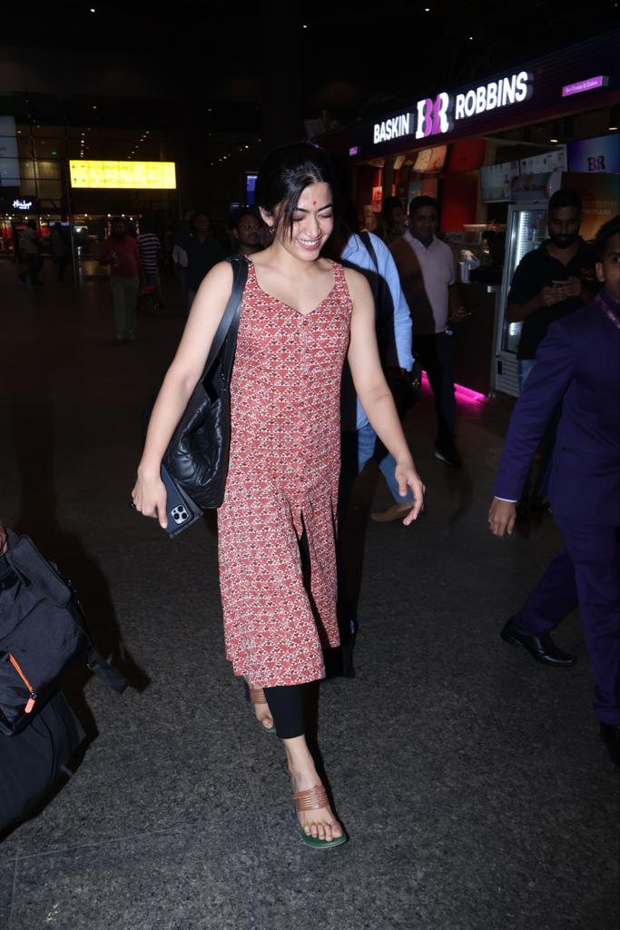 BollywoodlifeHi's tweet image. #simplelook में #spot हुई #rashmikamandana, अपनी #cute #smile से खींचा फैंस का #attention