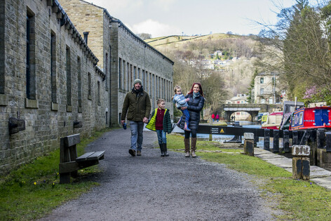 Looking to get outside with your family this weekend? Take a look at our fun activities and Lets Go Outdoors! canalrivertrust.org.uk/explorers/chil…