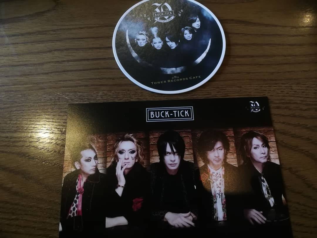 EririnTrap's tweet photo. BUCK-TICKのコラボカフェ行ったときの写真出てきた…

このときは、出産後職場復帰をしようと思ったら、理不尽にクビを宣告された帰り道でした…

また、育児が落ち着いたらLIVEにまた参戦しようと思っていたのに…

でも曲は残り続けるし、CDも聴きまくります！！！

ずぅっと生きつづけるんだ！ https://t.co/GN1TdNAUEC
