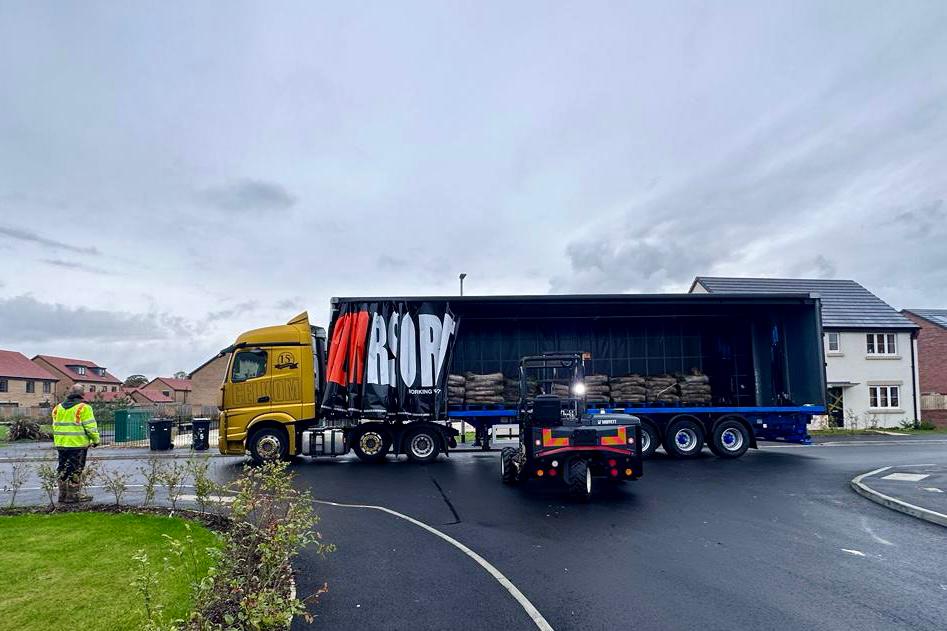 And just like that one of newest additions to our fleet is busy at work already - we love this !! 👌💪

#celkom #pallettrack #moffett #busyatwork #newaddition #anyload #anylocation #happytoquote #alwaysdeveloping
