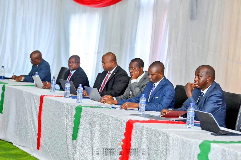 Sous les auspices du Président de la République S.E <a href="/GeneralNeva/">SE Evariste Ndayishimiye</a>, la retraite du Gouvernement se poursuit ce 24/10 au Grand Séminaire Jean Paul II.
Durant ces 2 jours de retraite, les membres du Gouvernement abordent divers sujets relatifs à la vie socio-économique du #Burundi