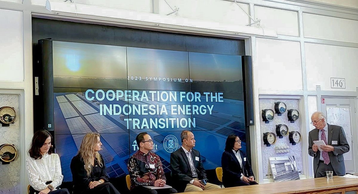 tudelftglobal's tweet photo. The outcomes of the event will stimulate future collaborative research, #knowlegdeexchange &amp; #capacitybuilding. Our joint @itbofficial &amp; @tudelft expertise is of high value in cocreating the knowledge and innovation ecosystems to tackle #energytransition challenges in #Indonesia. https://t.co/RhE6yfi0sp
