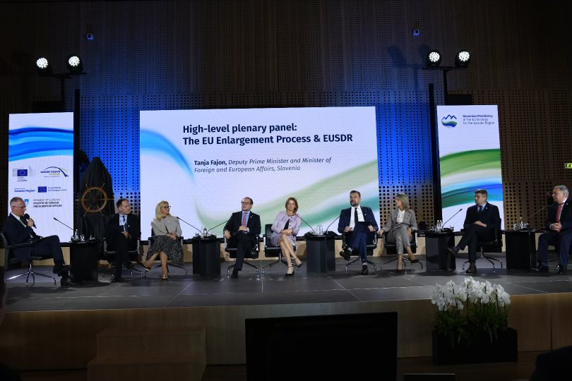 MFEA <a href="/tfajon/">Tanja Fajon</a> at the High-level plenary panel The #EU Enlargement Process &amp; #EUSDR: “Water can connect &amp; divide at the same time. Managing &amp; protecting waters is of extreme importance. #Slovenia 🇸🇮 is promoting regional strategies such as #EUSDR as they are a tool of cooperation.”