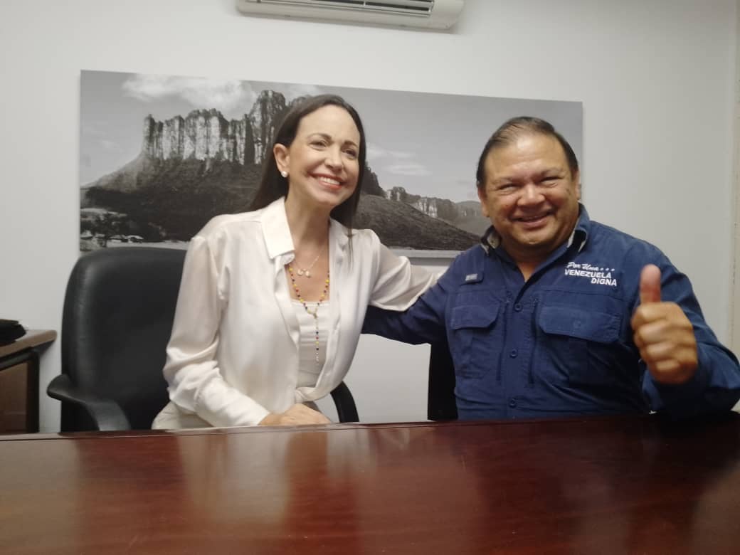 ciudadanos_y's tweet photo. Nuestro líderes se unen y venezuela con ellos, vamos todos juntos a buscar nuestra libertad.  @MariaCorinaYA @delsasolorzano @AndresVelasqz  @jguaido 🇻🇪🇻🇪🇻🇪🇻🇪🇻🇪🇻🇪🇻🇪 https://t.co/WKBVeBzcdN