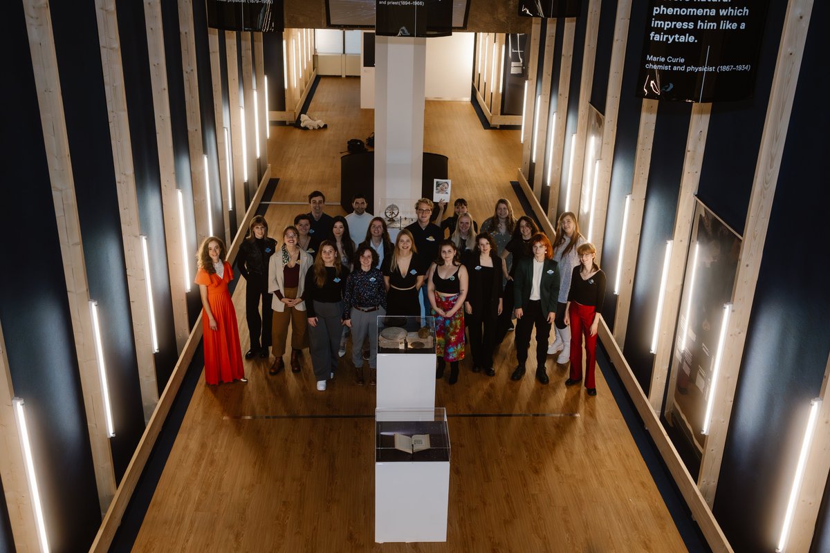 🌑 Into the Black Hole is het resultaat van een samenwerking met deze groep getalenteerde @Radboud_Uni studenten! 🤝 Onderdeel van het #ontgrenzen project met @MuseumArnhem, gesteund door @MinOCW Foto: Marlou Photography #intotheblackhole #nijmegen #radbouduniversity