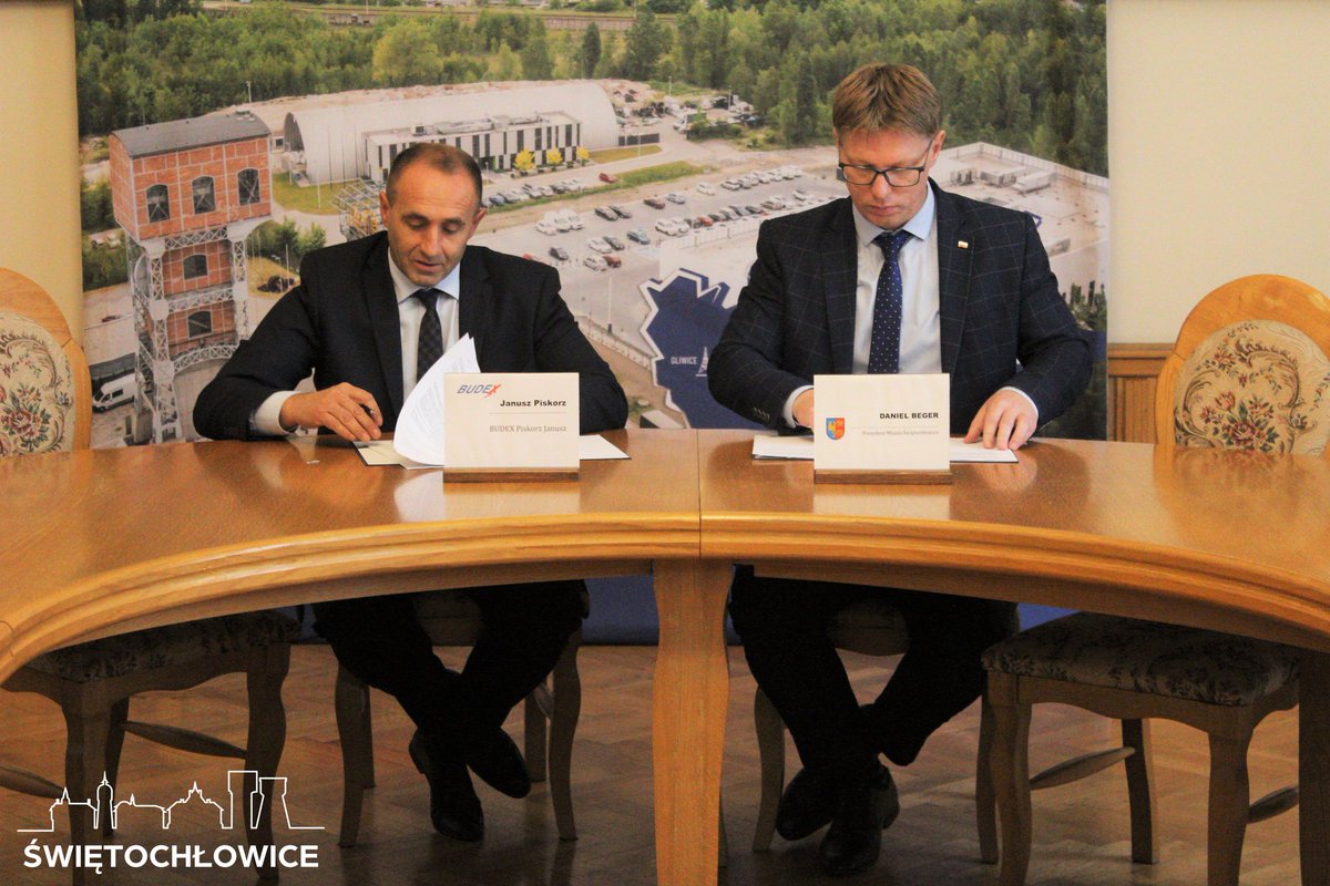 Dziś podpisano umowę z firmą BUDEX Piskorz Janusz na kolejny etap modernizacji oświetlenia zewnętrznego w mieście. Zamówienie obejmuje teren OSiR Skałka oraz stadion Naprzód Lipiny.