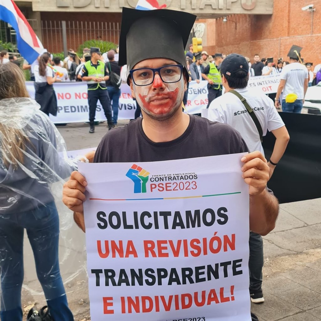 RuthYanine's tweet photo. Quedamos como PAYASOS después de la desvinculación de 185 profesionales que quedaron ¡EN LA CALLE! Exigimos que se termine este CIRCO POLÍTICO y que se revise #CasoPorCaso #JusticiaPSE #ReincorporaciónYA #Itaipú #ItaipuBinacional @SantiPenap @LetiOcamposP @ABCDigital @enioverri https://t.co/cKYYunyMcY