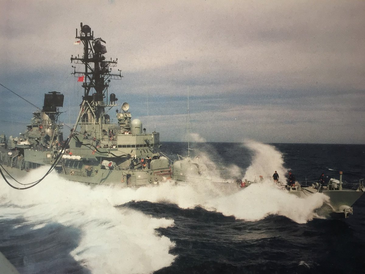 ⚓️🇦🇺 @ausnavy #RoyalAustralianNavy Charles F Adams class guided missile destroyer HMAS Hobart II (39) refuelling in a heavy swell. Late 70's-early 80s #navy #naval #warship #destroyer #HMASHobart