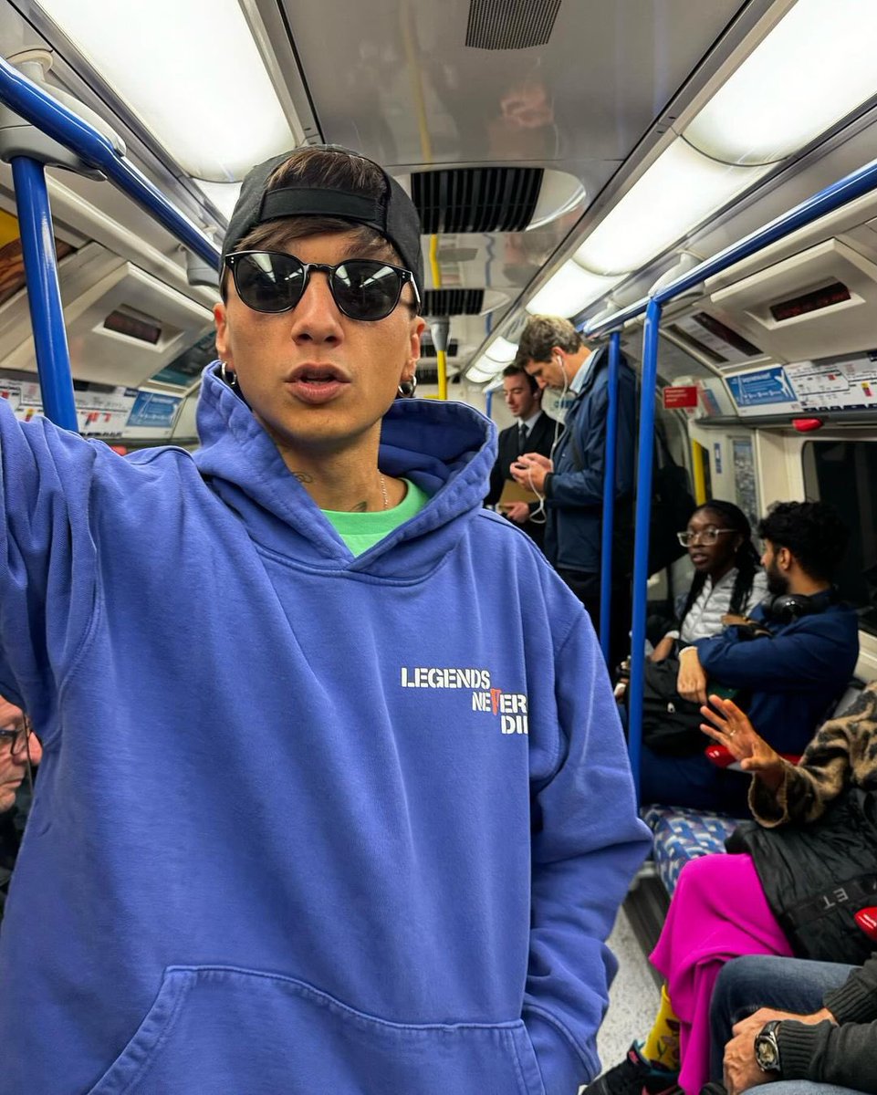 meeryconlae's tweet photo. londra gli fa proprio tanto bene https://t.co/Z46ywEiDC3