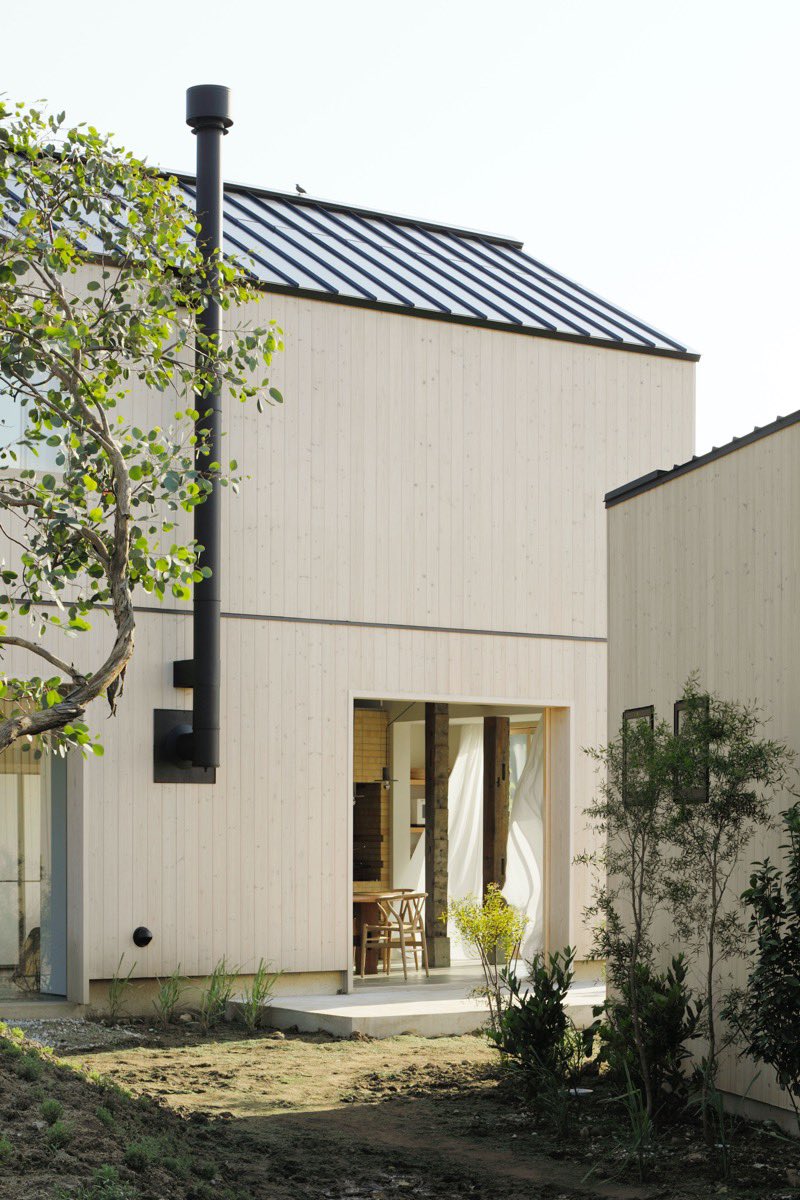 mahora___'s tweet photo. 海が見渡せる丘に建つ「TERROIR」。その中でもKURAという建物が特に素敵で、1階に蒸留所と薪窯付きのキッチン、2階に寝室とお風呂が配置されており開放的な空間を味わえる https://t.co/96bxhxfqXd