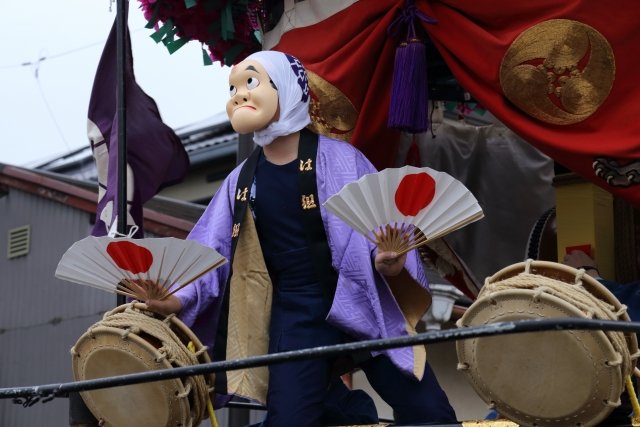 ✨くまたま配信✨

本日のお祭りの紹介は
静岡県:🌸#三熊野神社大祭🪘

「シタッ！シタッ！」の掛け声と共に町中を曳き廻される神輿と祢里(ねり)が見どころです。
演奏に合わせ「ひょっとこ」や「おかめ」の面をつけた手古舞がつき、祭りをより一層盛り上げます✨✨

#くまたま
