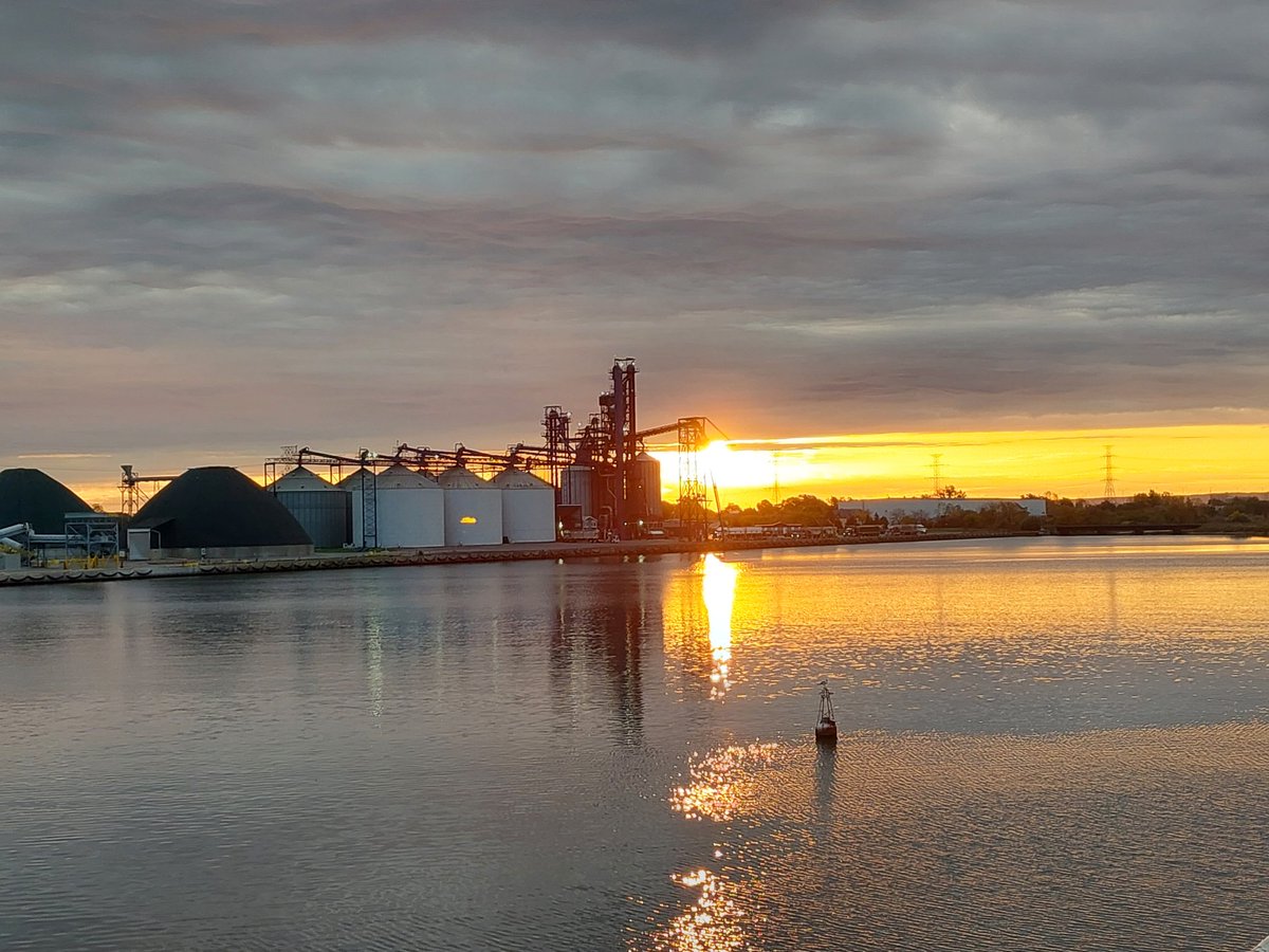 As I remain trapped by the #SeawayStrike, watched the last grain boats finish loading. Since daybreak been gridlock of trucks delivering to the elevators - must be getting close to full

68 days left in the seaway season to move this crop and it's a standstill. Need action now!