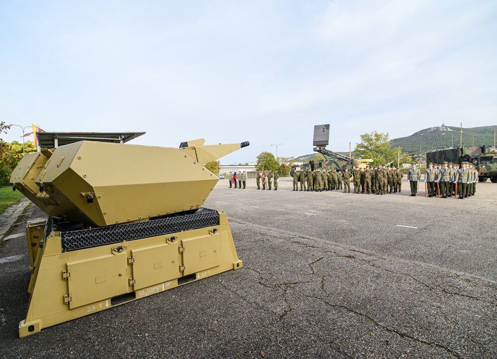 praisethesteph's tweet photo. 🇸🇰#Slovakia: Today, soldiers of the 11th Air Force Brigade Nitra took delivery of two batteries of MANTIS air defence system, worth €120 million. These systems were donated to Slovakia by 🇩🇪#Germany.

Each battery consists of six (can be increased to eight) 35x228mm automatic guns, a ground control unit and two sensor units. The German donation also includes five TRMS-3D mobile air surveillance radars.

Source: https://t.co/w38cZyiWat