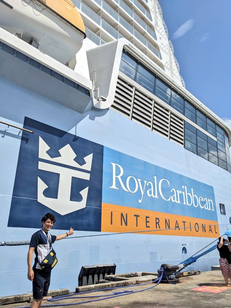 kensukekato93's tweet photo. 新婚旅行でシンガポール発のロイヤルカリビアン・スペクトラムオブザシーズに乗船してきました🛳️
乗客定員約4200人
総重量16万9千t
全長347m　全幅41m 
全てが想像を越える夢のような空間でした。
船内の娯楽も回り尽くせないほど充実していて、ショーなどのエンターテイメントも全てが圧巻でした😁 https://t.co/Xtw6ZPALsD