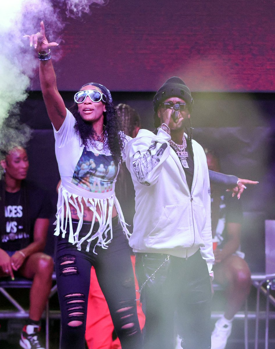 GQSports's tweet photo. .@_ajawilson22 and @2chainz at the #AcesParade https://t.co/nlHEzQv1qK