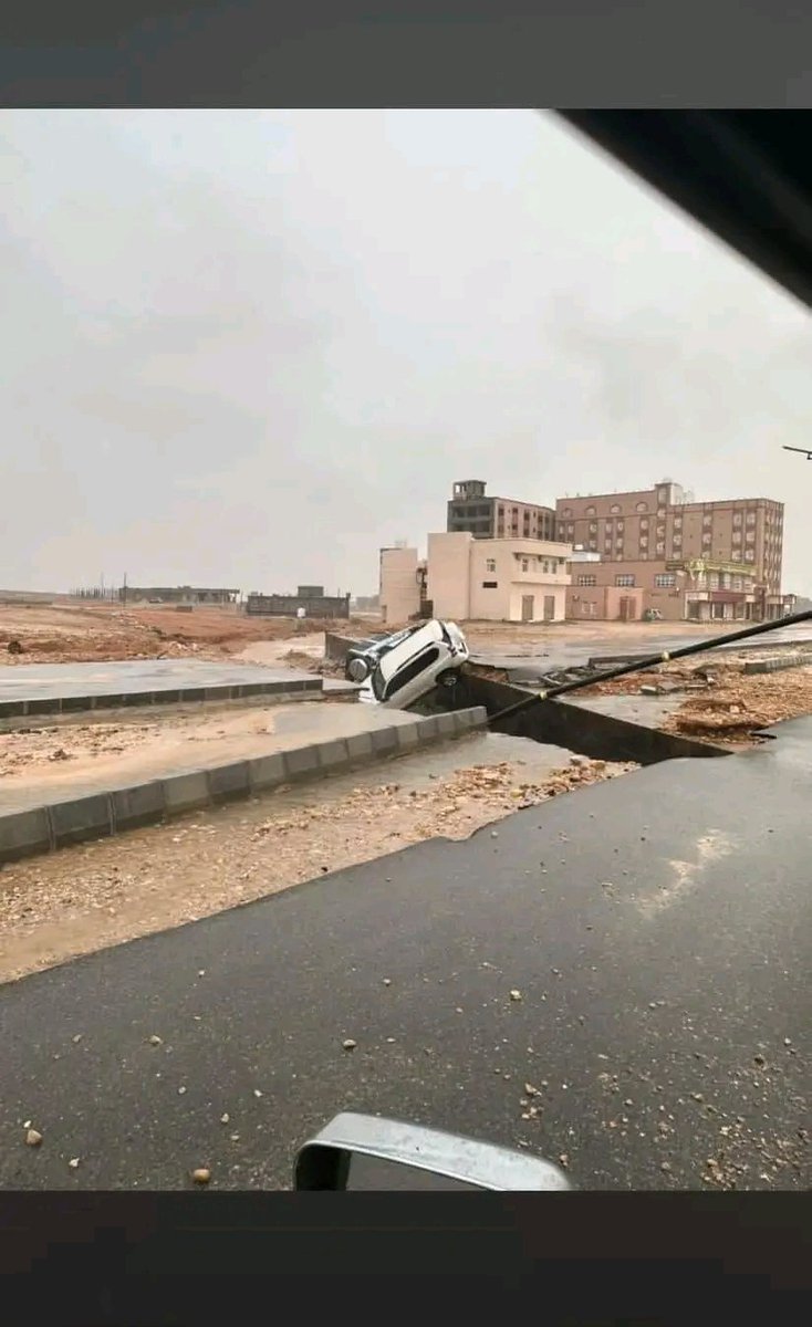 yemen_policy's tweet photo. The effects of #CycloneTej on Al-Mahra Governorate, eastern #Yemen.

Deaths and injuries were recorded according to local news sites. 

We hope that those affected will be helped and that the damage will not worsen🙏 https://t.co/a31MjbMIuu