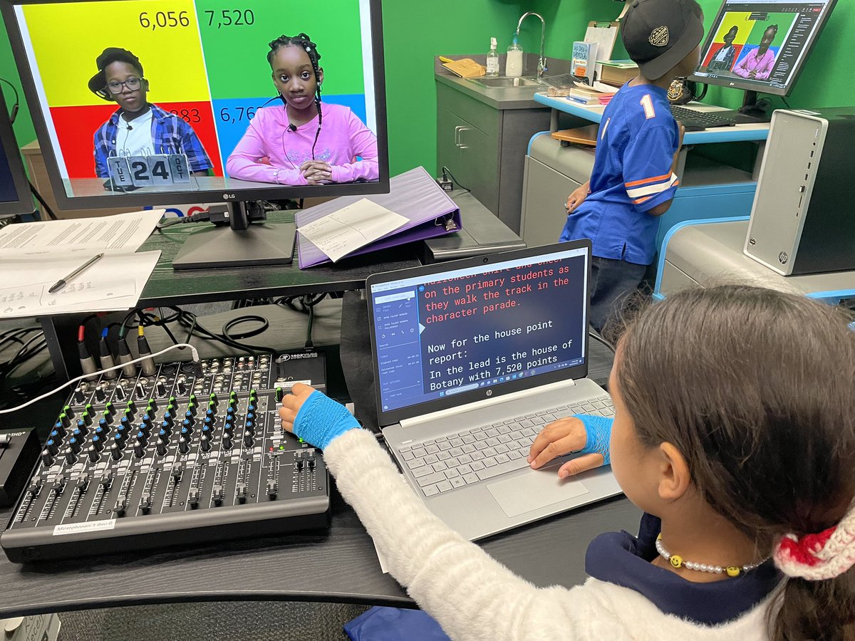 CenterDunbar's tweet photo. This morning show crew is fantastic! @onlyatdunbar #hubofschool #teamwork https://t.co/KW1r1F2u5H